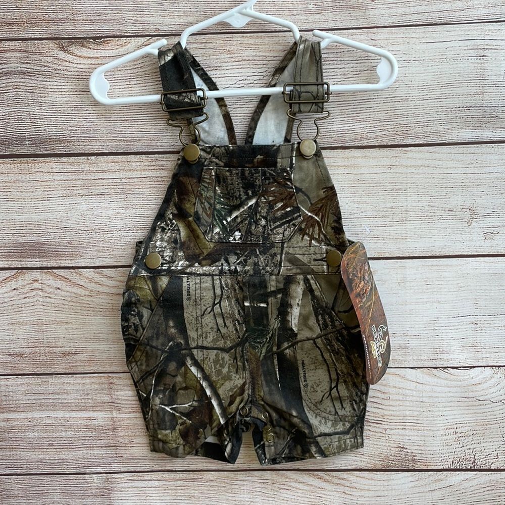 NEW WITH TAGS BASS PRO SHOPS REALTREE AP OVERALL SHORTS IN CAMOUFLAGE
